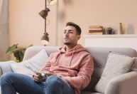 Ficar muito tempo sentado pode aumentar o risco de doenças cardíacas, diz estudo