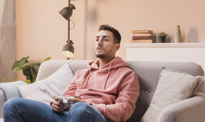 Ficar muito tempo sentado pode aumentar o risco de doenças cardíacas, diz estudo