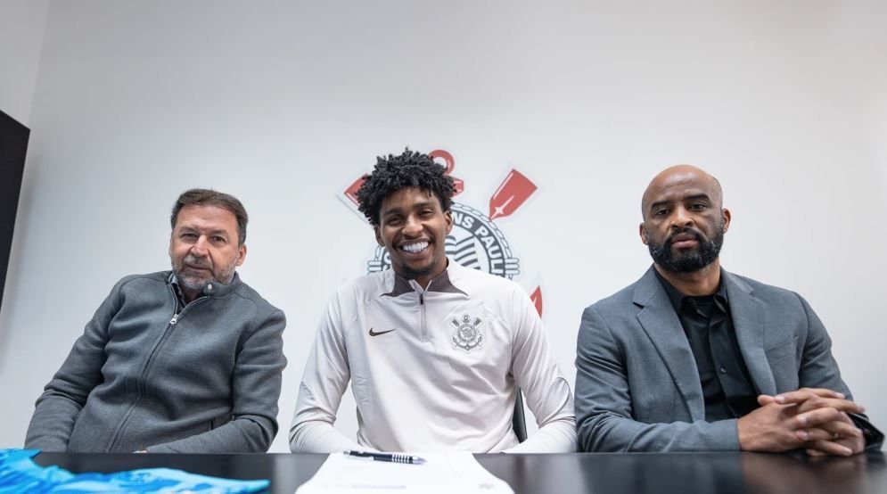 Hugo Souza assina contrato com o Corinthians