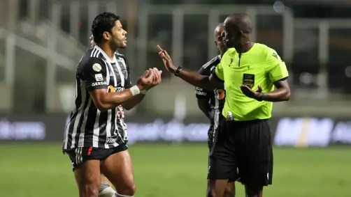 Hulk durante conversa com o árbitro Luiz Flávio de Oliveira durante jogo entre Atlético-MG e Botafogo