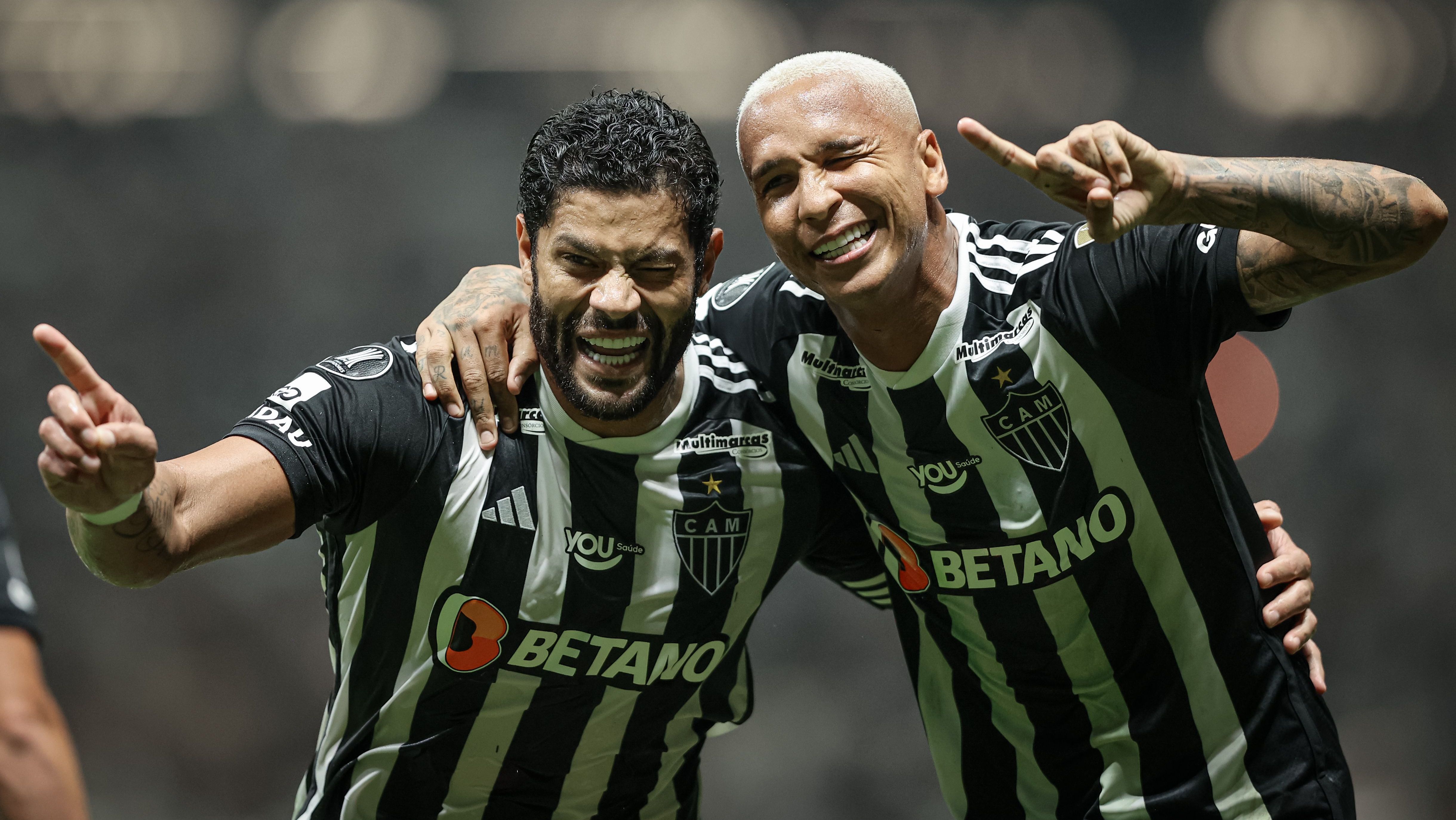 Hulk e Deyverson comemoram gol do Atlético-MG