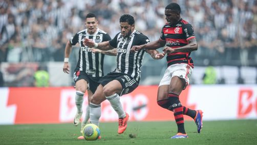Hulk disputa bola com Evertton Araújo na final da Copa do Brasil