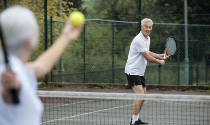 Idosos que praticam tênis são tão ágeis quanto os jovens, revela estudo