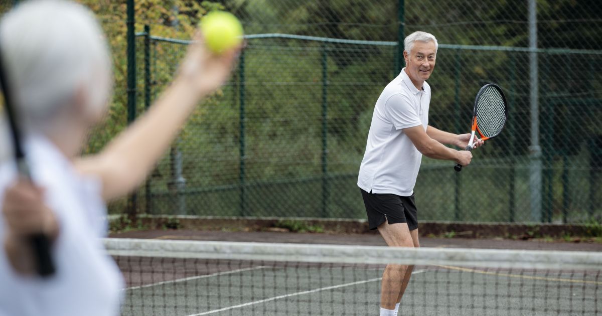 Las personas mayores que juegan al tenis son tan ágiles como los jóvenes, revela un estudio