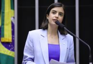 Fim da escala 6x1: Tabata Amaral assina PEC, mas faz ressalvas ao projeto