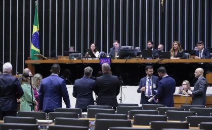 A deputada Sylvie Alves (segunda da direita para a esquerda) foi relatora do texto