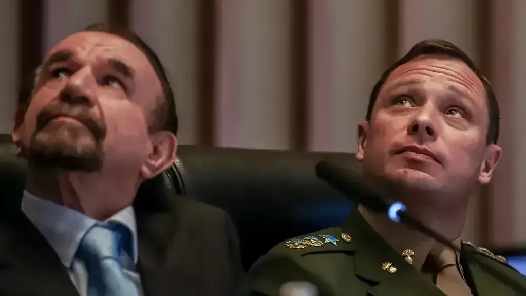 O advogado Cezar Bitencourt (à esquerda) e o tenente-coronel Mauro Cid em depoimento à Câmara Legislativa do DF em agosto de 2023