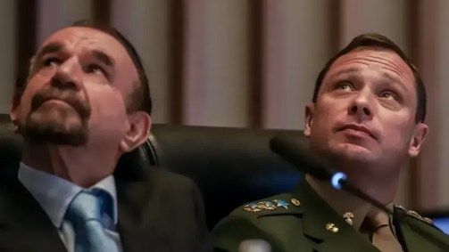O advogado Cezar Bitencourt (à esquerda) e o tenente-coronel Mauro Cid em depoimento à Câmara Legislativa do DF em agosto de 2023