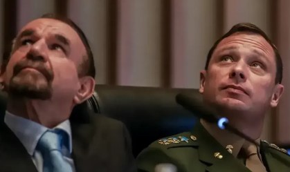 O advogado Cezar Bitencourt (à esquerda) e o tenente-coronel Mauro Cid em depoimento à Câmara Legislativa do DF em agosto de 2023