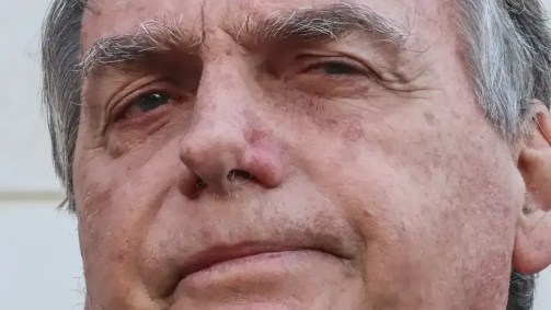 O ex-presidente Jair Bolsonaro, fala com jornalistas, na sede da Polícia Federal em Brasília