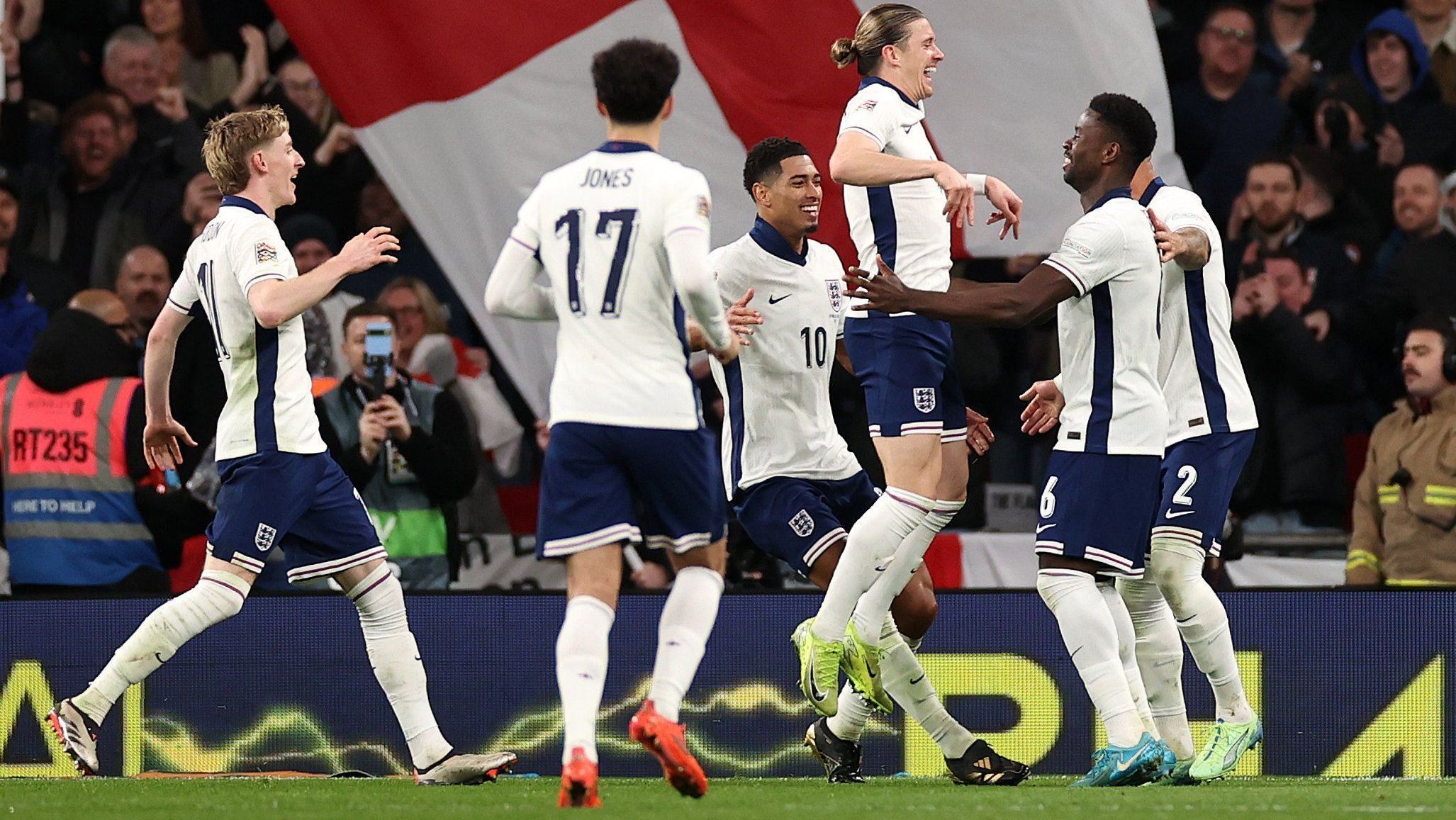 Jogadores da Inglaterra comemoram gol na goleada sobre a Irlanda em Wembley
