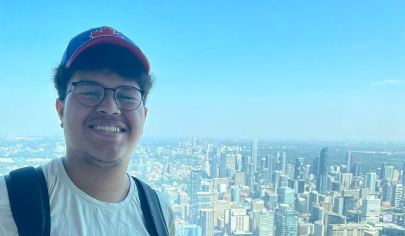 Lucas Blandes em seu intercâmbio, no alto da cidade de Toronto • Belta/Divulgação