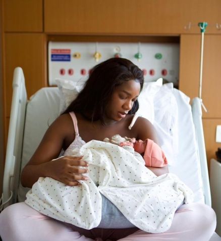 Iza abre álbum de fotos da maternidade e mostra rosto da filha pela primeira vez • Instagram/Iza/Carol Caminha