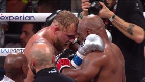 Jake Paul e Mike Tyson após luta em Dallas