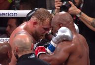 Mike Tyson perde para Jake Paul em retorno ao boxe; veja
