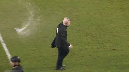 Javier Aguirre saindo de campo em jogo do México