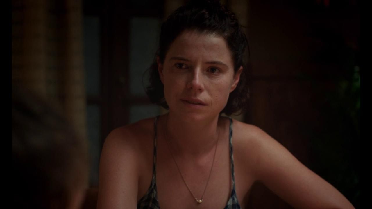 Jessie Buckley vive a versão jovem da personagem de Olivia Colman em "A Fillha Perdida" • Divulgação