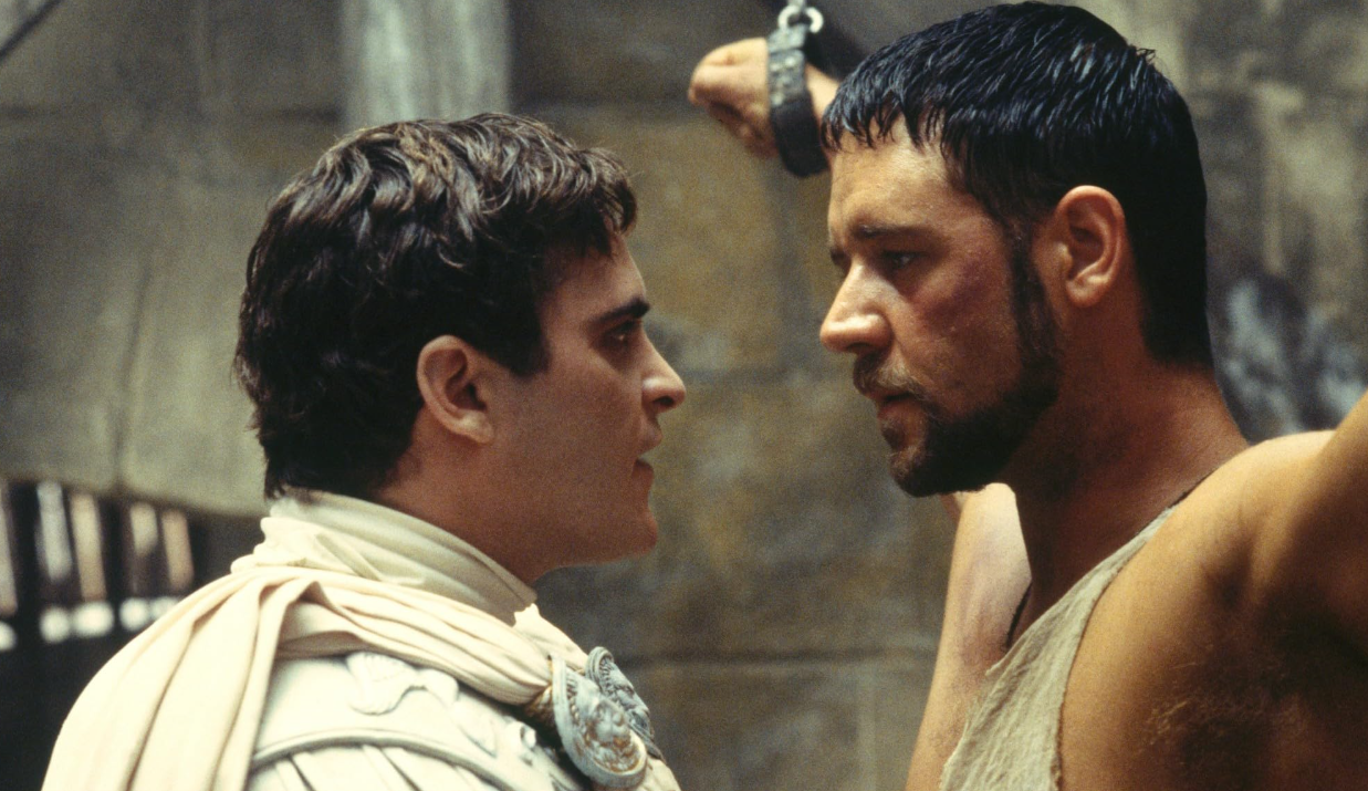 Joaquin Phoenix como Commodus e Russell Crowe como Maximus em "Gladiador" (2000) • Divulgação/DreamWorks/Universal Pictures
