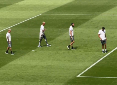 Jogadores do Atlético fazem o reconhecimento do campo do Monumental