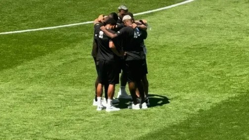 Jogadores do Botafogo fazem oração no gramado do Monumental de Núñez