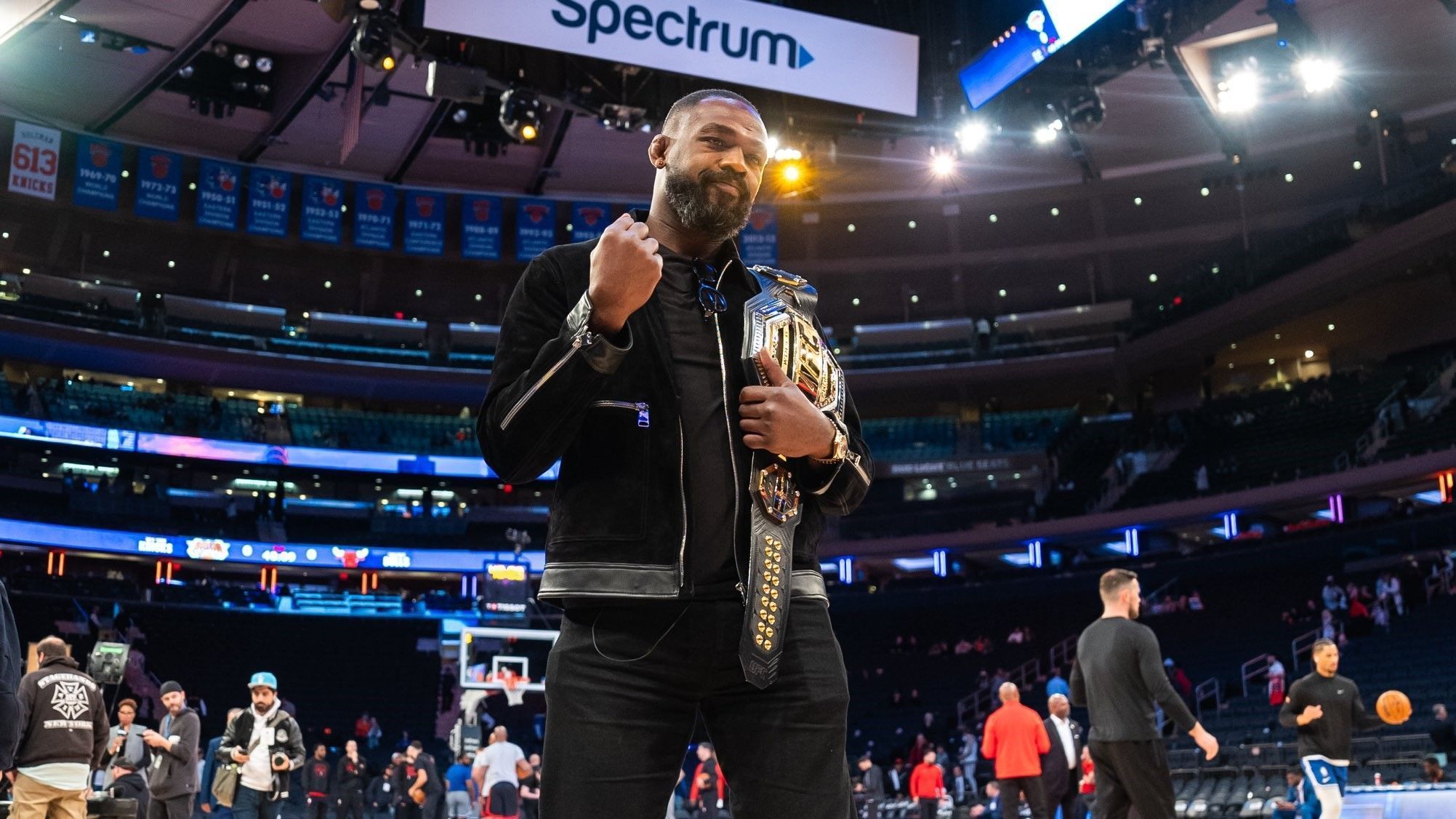 Jon Jones com cinturão do UFC