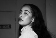 Jorja Smith é a primeira atração confirmada do Afropunk Brasil 2025