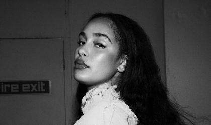 Jorja Smith adia turnê brasileira para 2026; confira novas datas