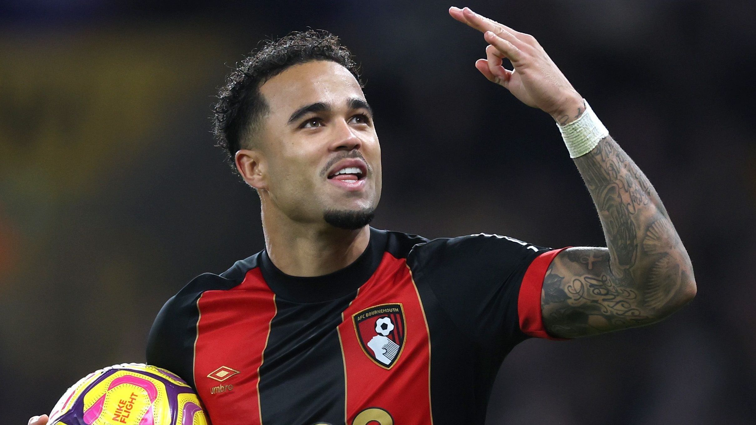 Justin Kluivert comemora o terceiro gol sobre o Wolverhampton