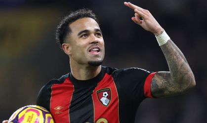 Justin Kluivert comemora o terceiro gol sobre o Wolverhampton