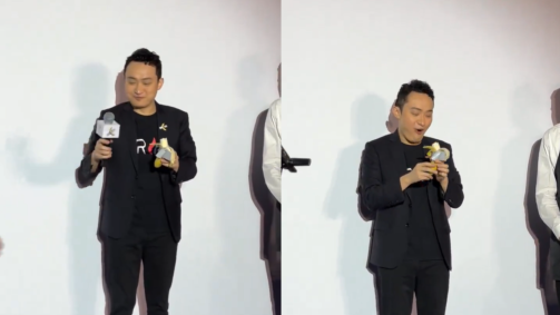 Empresário chinês Justin Sun come banana de obra de arte que ele arrematou por US$ 6,2 milhões