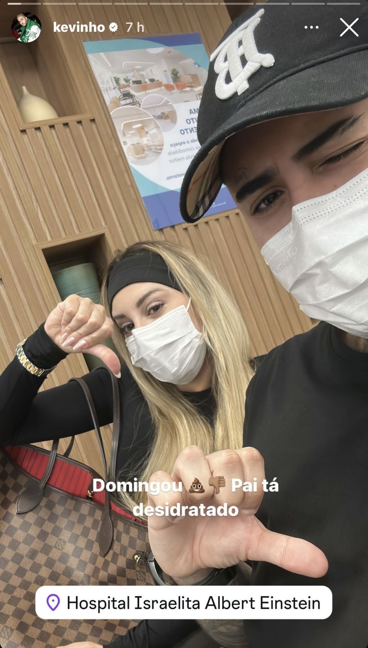 Kevinho foi ao hospital acompanhado da noiva • Instagram/Kevinho