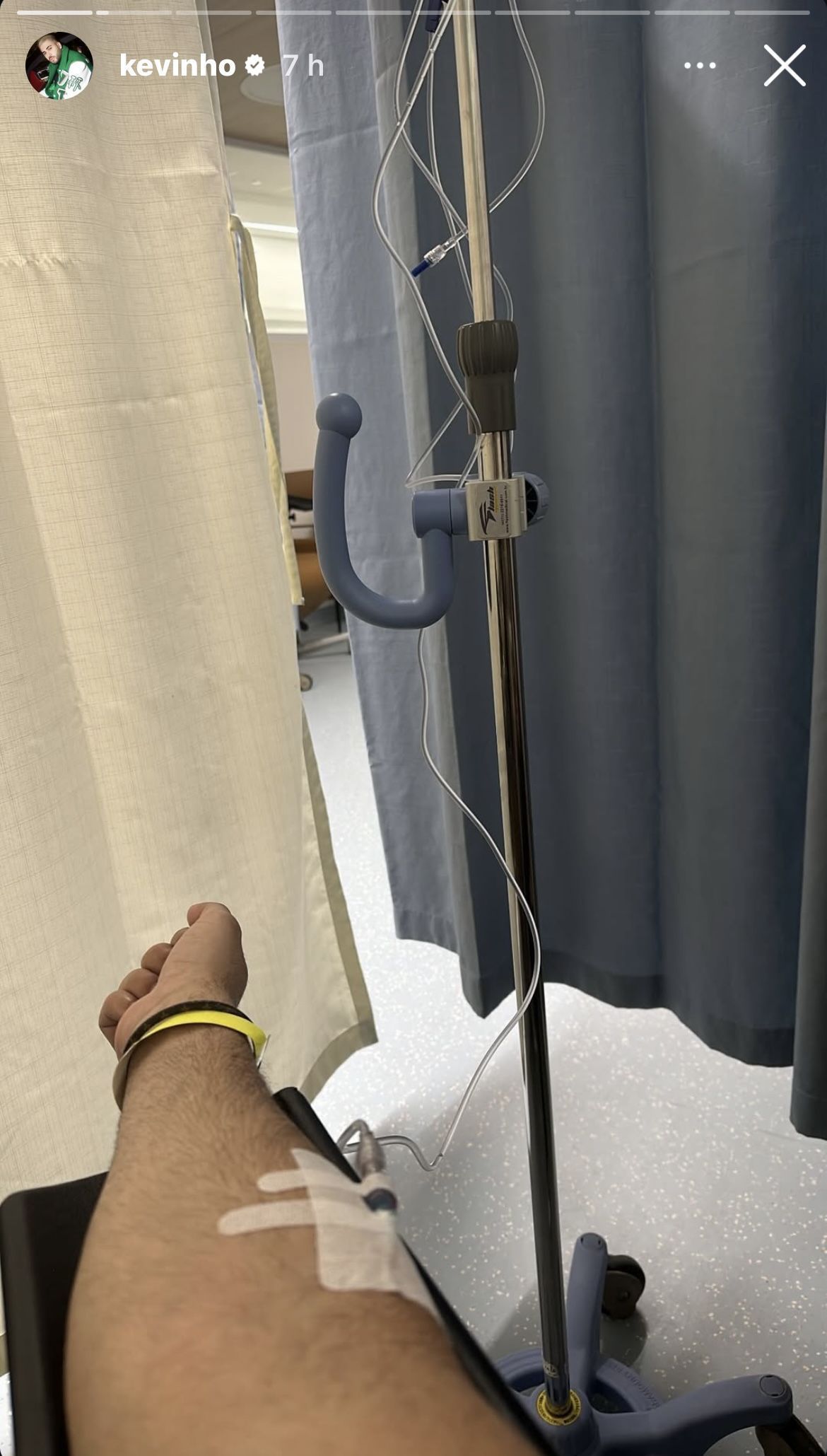 Kevinho foi ao hospital acompanhado da noiva • Instagram/Kevinho