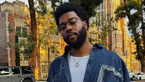 Respondendo a um comentário que dizia “Espero que o Sr. Khalid não seja gay”, ele comentou “Eu sou! E está tudo bem”
