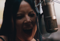 Tocando piano, Lady Gaga lança versão ao vivo de "Disease"; ouça "The Antidote"