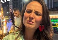 Larissa Manoela mostra espeto de inseto na Tailândia: "Não dá"