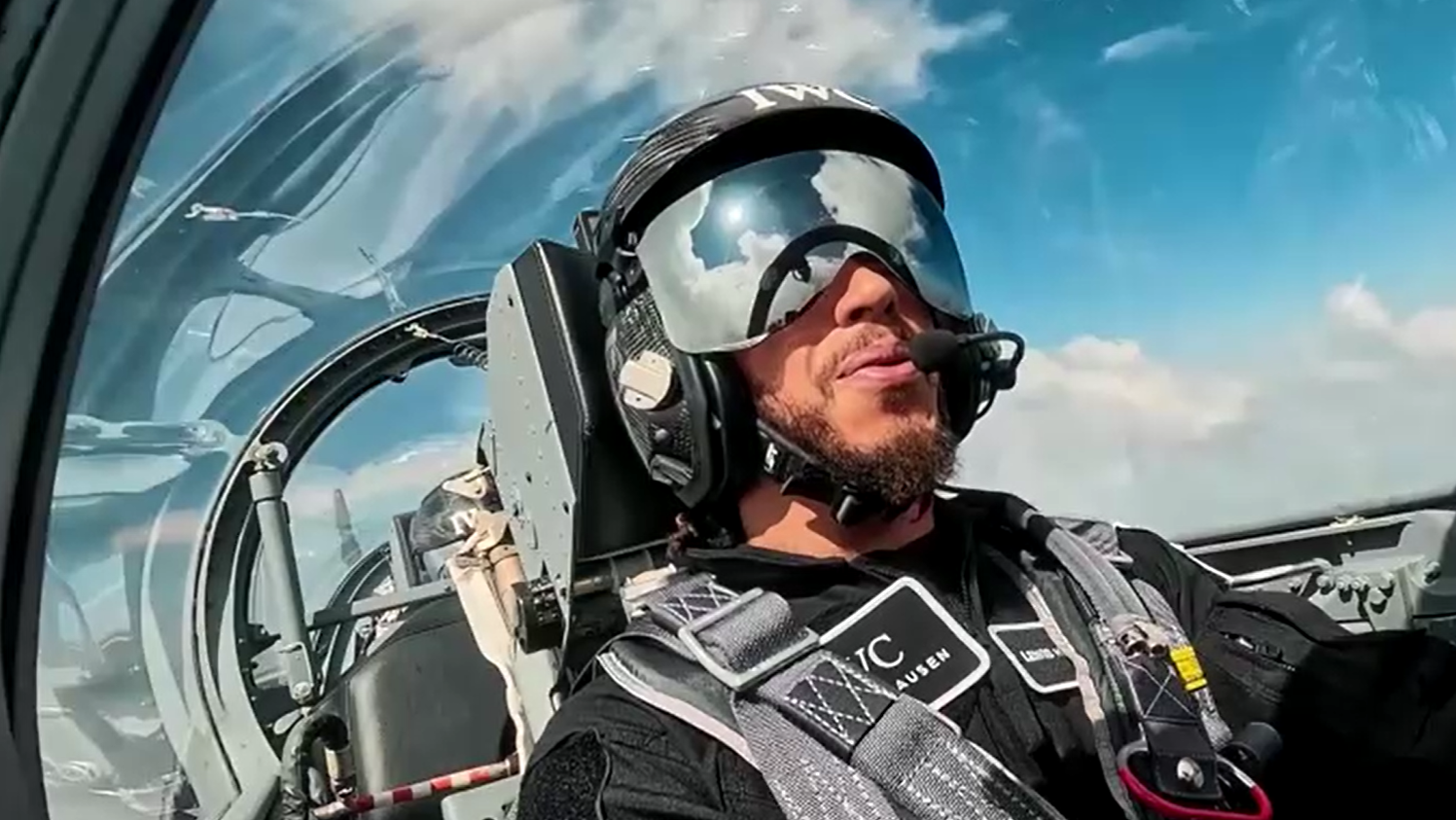 Lewis Hamilton durante voo de treinamento para astronauta