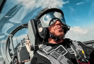 Lewis Hamilton voa em avião de caça durante treinamento para astronauta