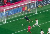 Liverpool atropela Bayer Leverkusen e assume liderança da Champions League