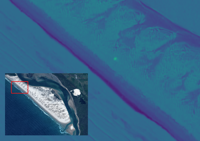 Mancha amarela indicando plástico na imagem de satélite azul de uma praia intocada • Royal Melbourne Institute of Technology (RMIT)