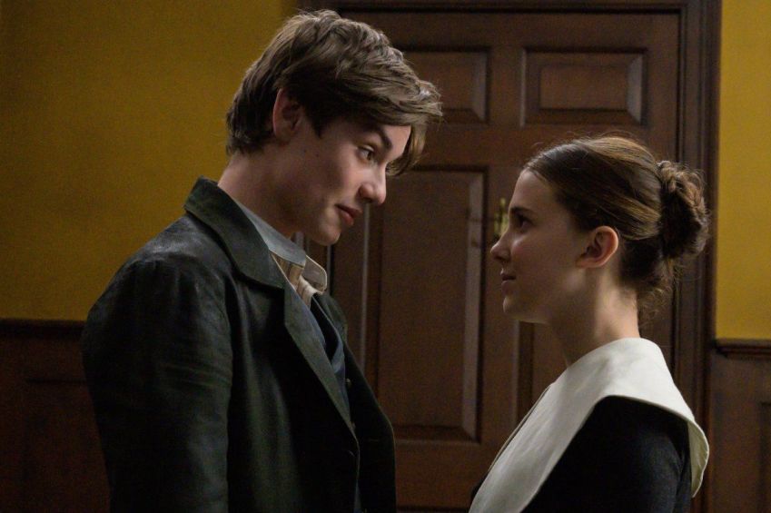 Louis Partridge e Millie Bobby Brown em "Enola Holmes" • Divulgação/Netflix
