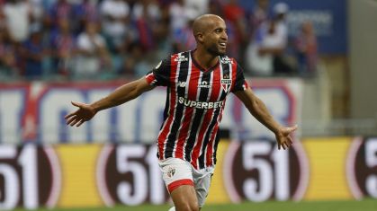 Lucas comemora gol pelo São Paulo no Brasileirão