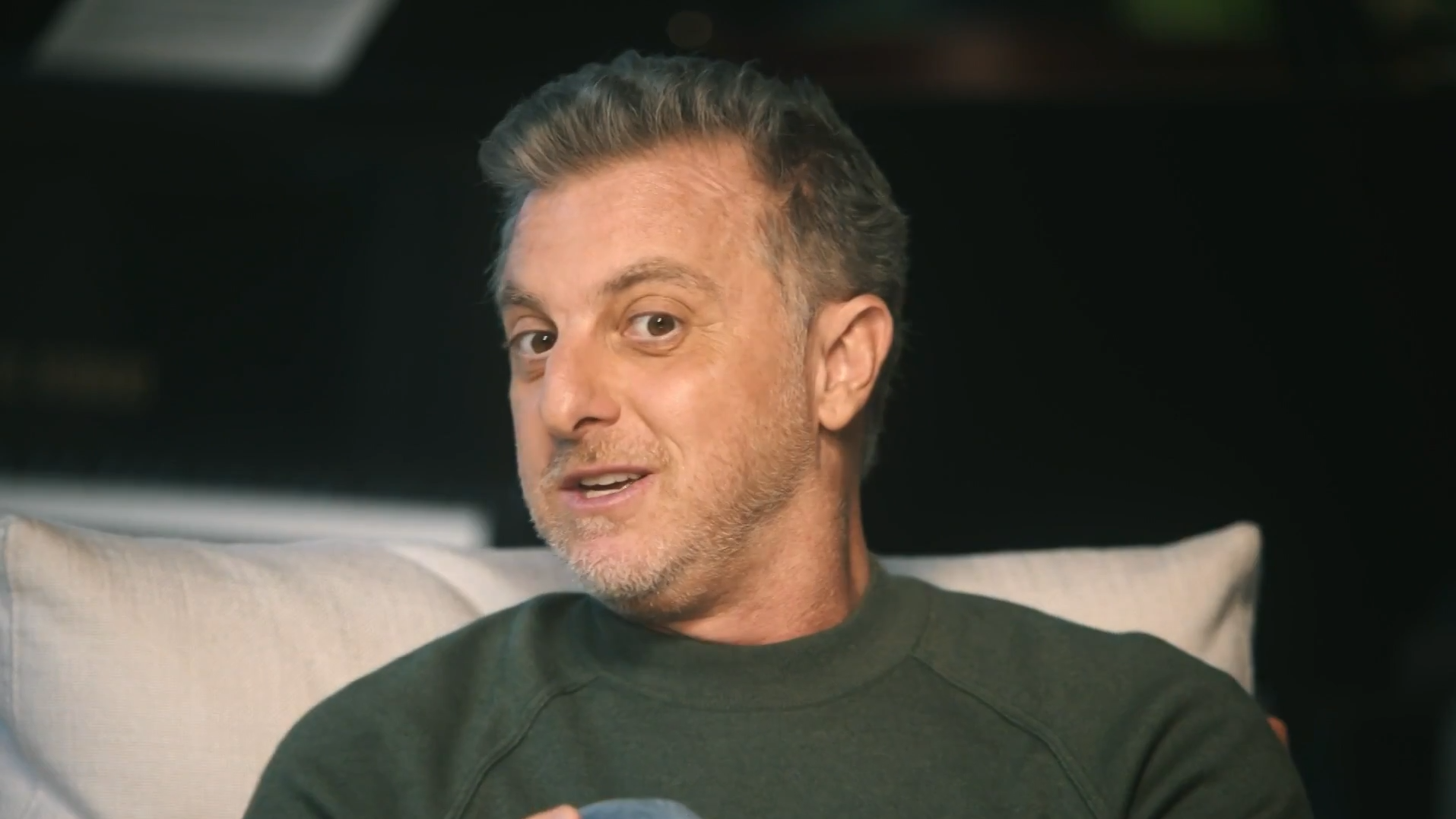 Luciano Huck falou sobre política durante o primeiro episódio do novo programa de Angélica