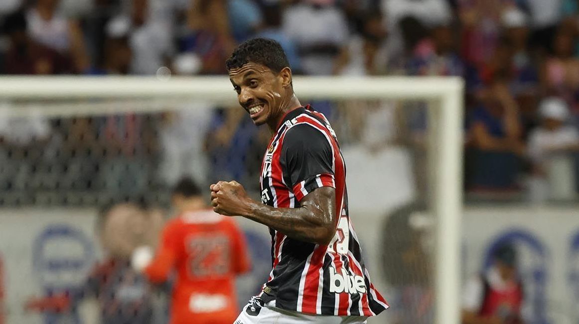 Luiz Gustavo comemora gol contra o Bahia, em Salvador