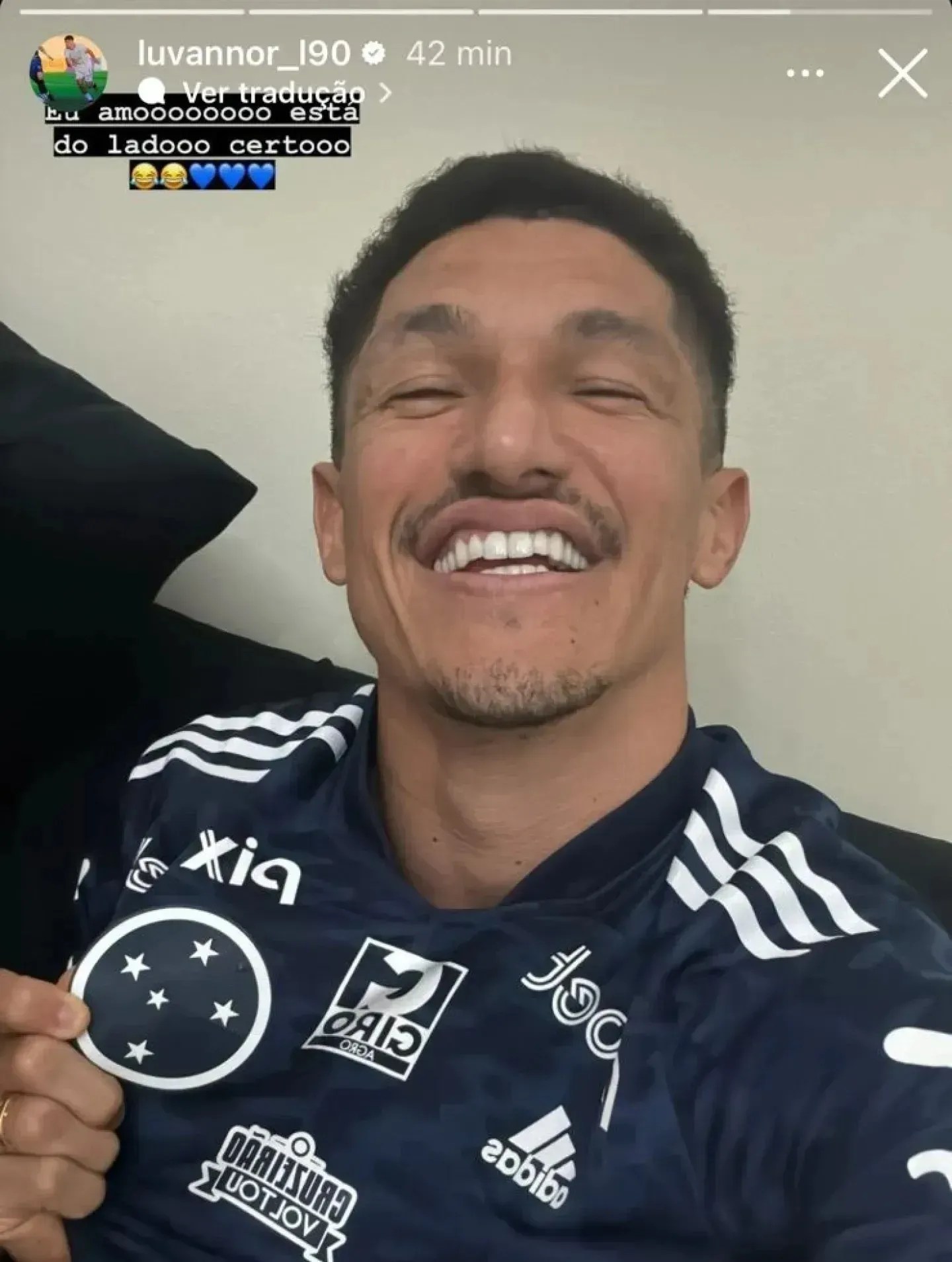 Luvannor com a camisa do Cruzeiro • Instagram/Luvannor