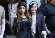 Maiara e Maraísa circulam em shopping e brincam com paparazzo; veja fotos