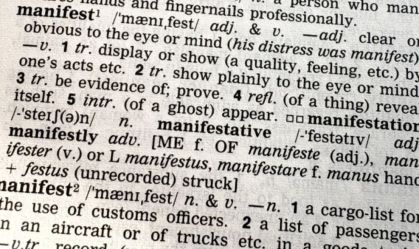 "Manifestar" é eleita a palavra do ano do Dicionário Cambridge; entenda