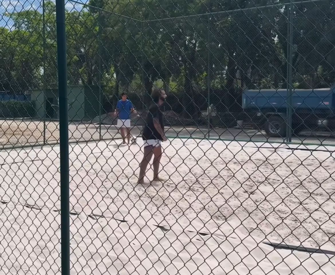 Marcelo jogando futevôlei