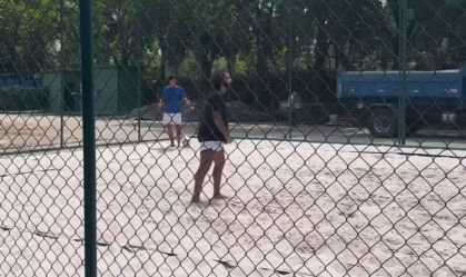 Marcelo jogando futevôlei