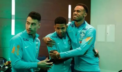 Martinelli, Savinho e Gabriel Magalhães em período com a Seleção Brasileira