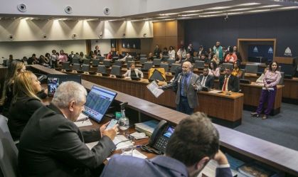 Deputados do RJ aprovam proibição de propaganda de conteúdo adulto em locais públicos